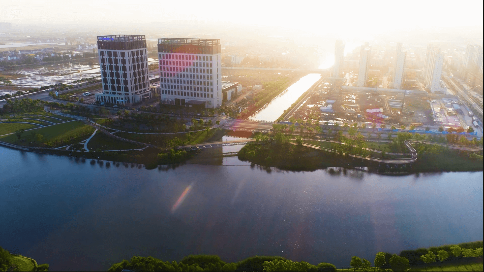 2016-The JH 88 Plaza project at Jinshan enters the most intensive and vital phase of construction. The project, being a model project development under the Group, attracts much spotlight. 
Through the 889 Creative Space initiative founded by the Group and with the support of Shanghai Taiwan Compatriots Investment Enterprise Association, the Group hosts the JH Cup. The JH Cup, aka a cross-strait youth creative space competition, provides a platform for talented designers of the younger generation to present and further develop their creative interior design ideas.   